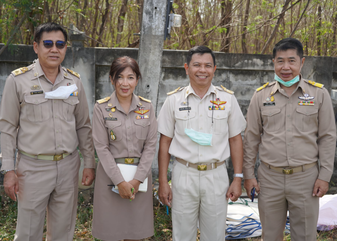 ในภาพอาจจะมี 5 คน, ผู้คนกำลังยืน และสถานที่กลางแจ้ง